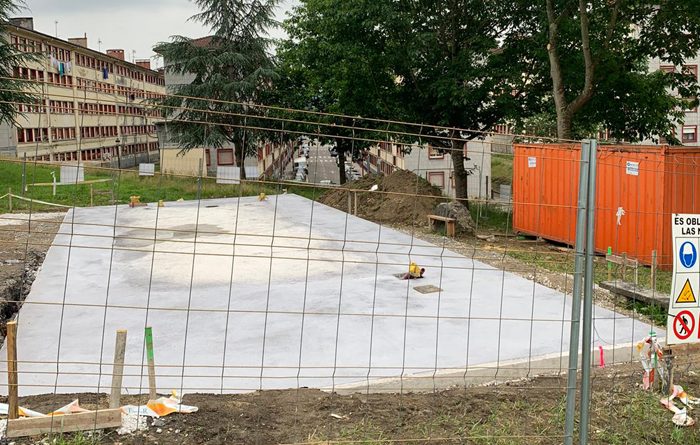 obras de construcción del nuevo centro social de La Reguera, en Langreo.