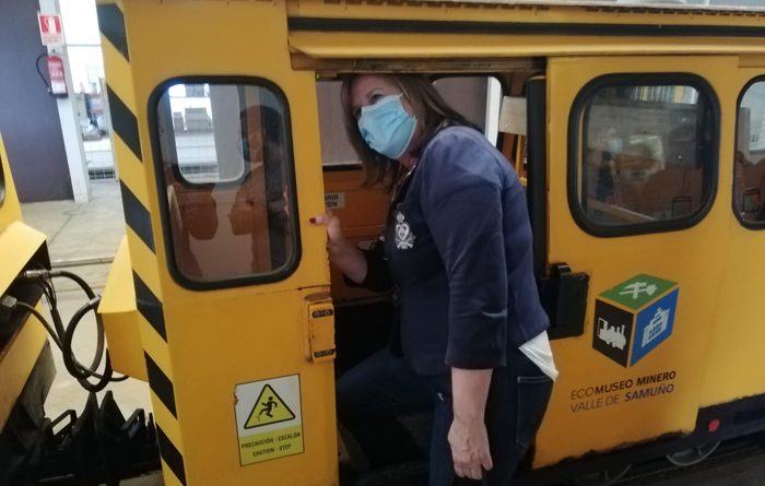 La alcaldesa de Langreo, Carmen Arbesú, subiendo al tren minero.