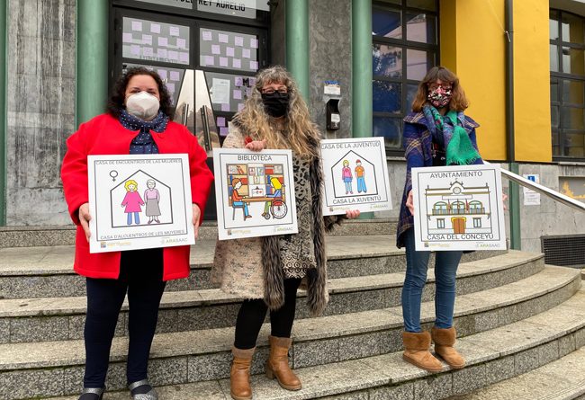 Presentación de algunos de los pictogramas que se instalarán en los equipamientos municipales.