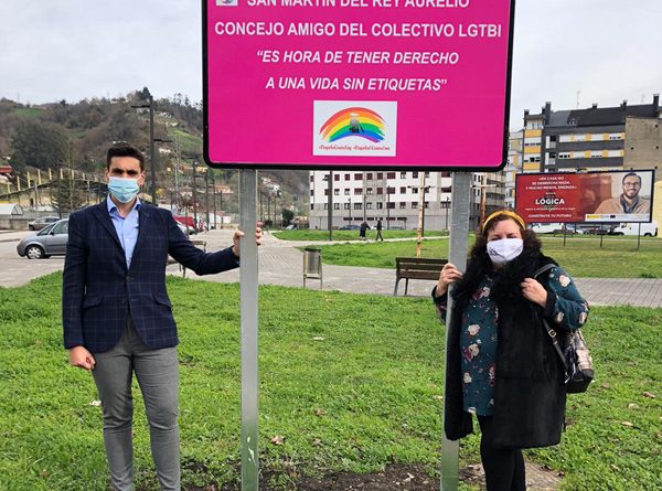 Simón Marcos, coordinador de Ciudadanos en el concejo y Gema Suárez Torre, concejala de Igualdad en entrada de El Entrego donde se colocó una de las señales.
