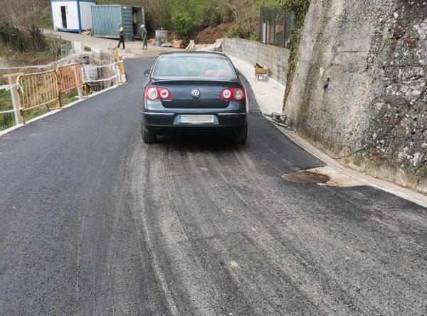 Carretera de acceso a Cocañín tras su reparación.