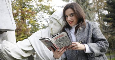 Aitana Castaño con uno de los ejemplares de su último libro 'Carboneras'.