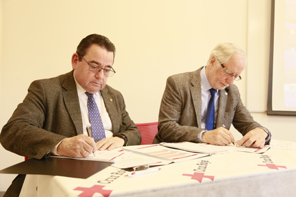 Momento de la firma de la renovación de la colaboración entre Cruz Roja y Caja Rural de Asturias.
