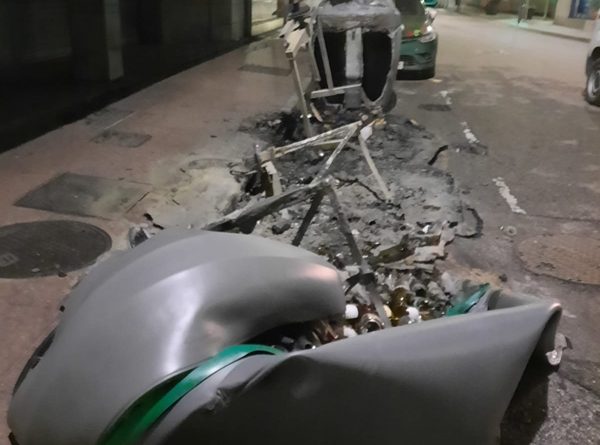 Contenedores quemados en la calle Alonso Nart de Sama.