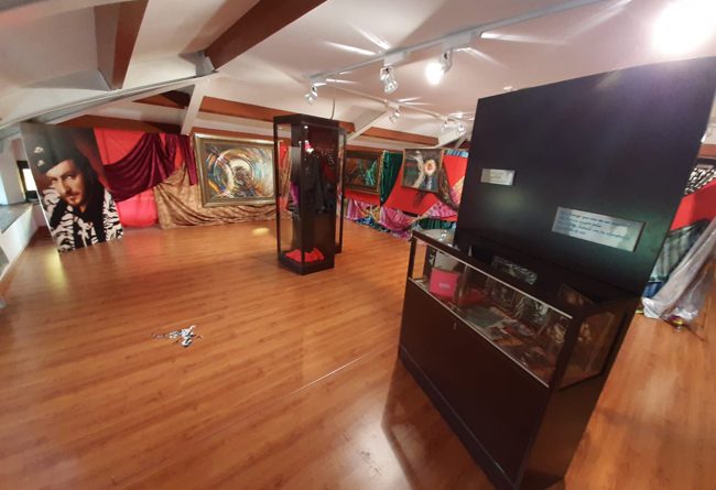 Muestra de la exposición 'Sin Fronteras' en el interior de La Casa de los Alberti de Ciaño.