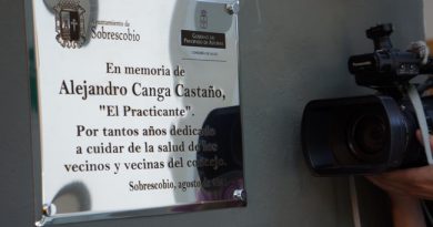 Placa en recuerdo a Alejandro Canga en el consultorio médico de Rioseco.