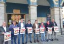 Presentación del cartel de la IV Concentración de Peñas Sportinguistas ante el ayuntamiento de Laviana.