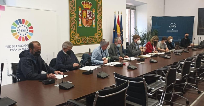 samblea de la Asociación Esmontañas, a la que asistieron representantes del municipio y del Grupo de Desarrollo del Alto Nalón.