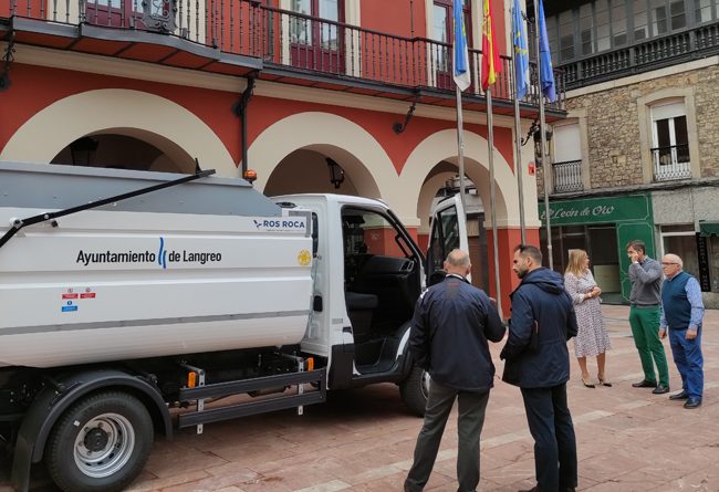 Presentación del nuevo camión del ayuntamiento de Langreo para el servicio de recogida de basuras en los pueblos de las zonas rurales del concejo.
