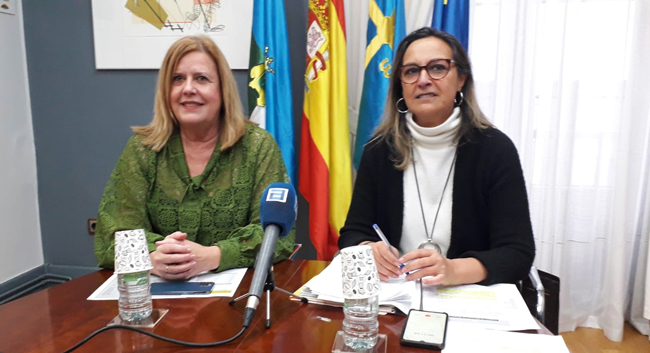 La alcaldesa de Langreo, Carmen Arbesú (izquierda) y la consejera de Presidencia, Rita Camblor.