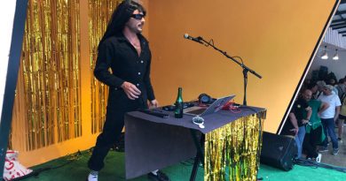 Rodrigo Cuevas pinchando durante 'El Guateque de Vitorina' del Argayu Fest, en El Condao.