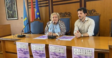 Gema Suárez, concejala de Igualdad de San Martín del Rey Aurelio y Rafa Fandos, psicólogo sanitario, en la presentación del programa.