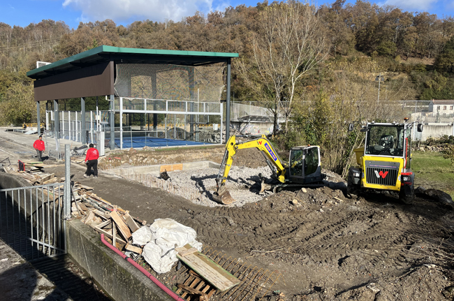 Obras de la red de calor en las proximidades de la piscina municipal.
