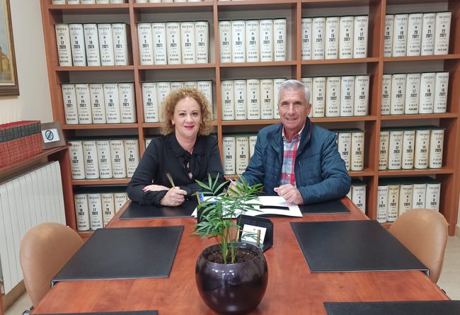 La Directora General de Patrimonio y Contratación del Principado de Asturias, Cecilia Cachero y el alcade de Sobrescobio, Marcelino Martínez, durante la firma de cesión de los terrenos.