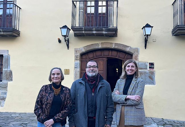 Pilar Cuetos, Roberto García y Eva Pando en la presentación de la nueva actividad que acogerá la Casa de la Buelga.